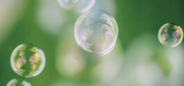 Des bulles suspendues dans l'air