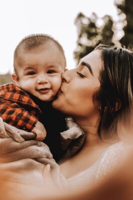 Une mère en train de donner un baiser à son bébé 