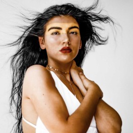 Visage d'une femme d'origine amérindienne, son visage décoré de peinture ocre.