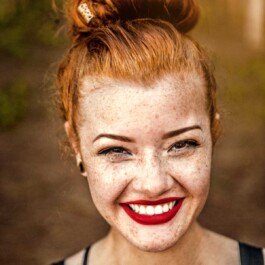 Visage souriant d'une femme rousse