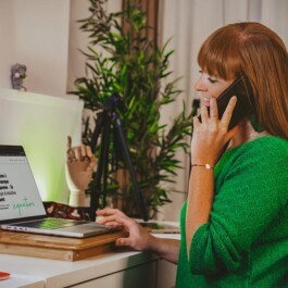 Rosine Fiévez travaillant sur l’univers Metamorphose Studio depuis son bureau